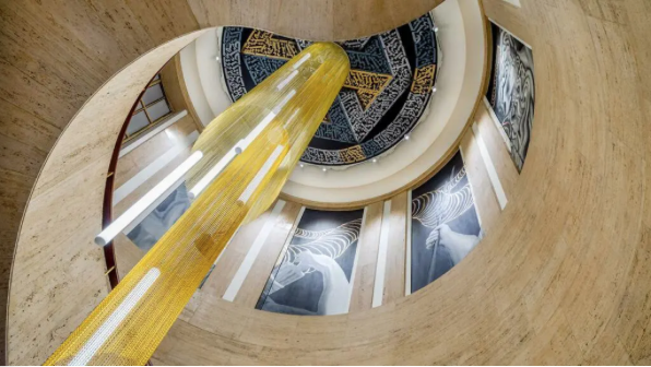 Luz, arte y diseño: así es la iluminación del nuevo gimnasio John Reed ubicado en un edificio de los años 30