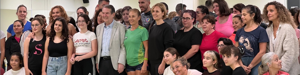 Éxito rotundo del seminario de defensa personal para mujeres celebrado en Máis que Auga con la presencia del alcalde de Vigo, Abel Caballero