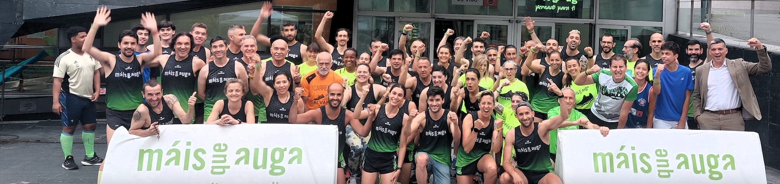 El triatleta Antonio Serrat, apadrina el equipo de running Máis que Auga