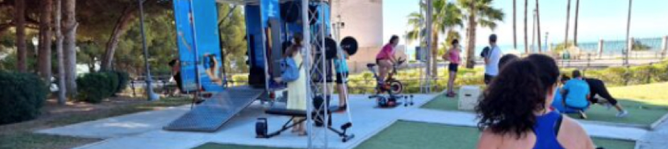 Torremolinos instala gimnasio móvil para acercar la práctica deportiva durante el verano a varias zonas de la ciudad