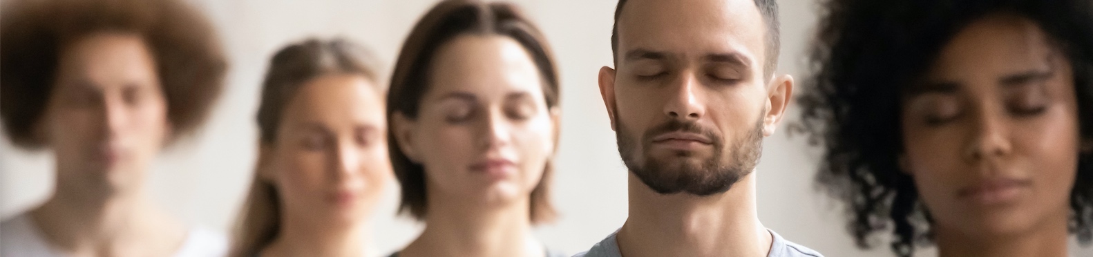 ¿Hasta donde se puede llegar por nuestro bienestar? ¿Vale la pena pagar cientos de euros por mantenerse en silencio y encontrar la paz interior?