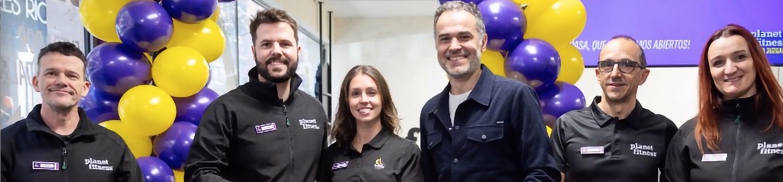 Planet Fitness, una de las cadenas y franquicias de gimnasios con mayor crecimiento en todo el mundo y mayor número de socios que cualquier otra marca de fitness, ha inaugurado hoy su primer club en el centro de Madrid: Planet Fitness Delicias. Se trata del primer club urbano que la compañía abre en España, ubicado en la Calle de Carvajales, 1 del barrio capitalino de Delicias –en el distrito de Arganzuela–, convirtiéndose así en el quinto operativo ya desde su llegada a nuestro país hace menos de un año. El club lleva oficialmente abierto al público ya unas semanas, desde el 27 de diciembre de 2024.