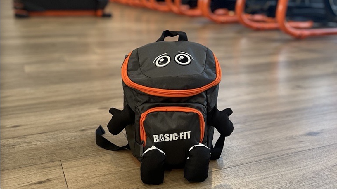 Basic-Fit convierte sus icónicas mochilas en versión mini con una acción experiencial en España