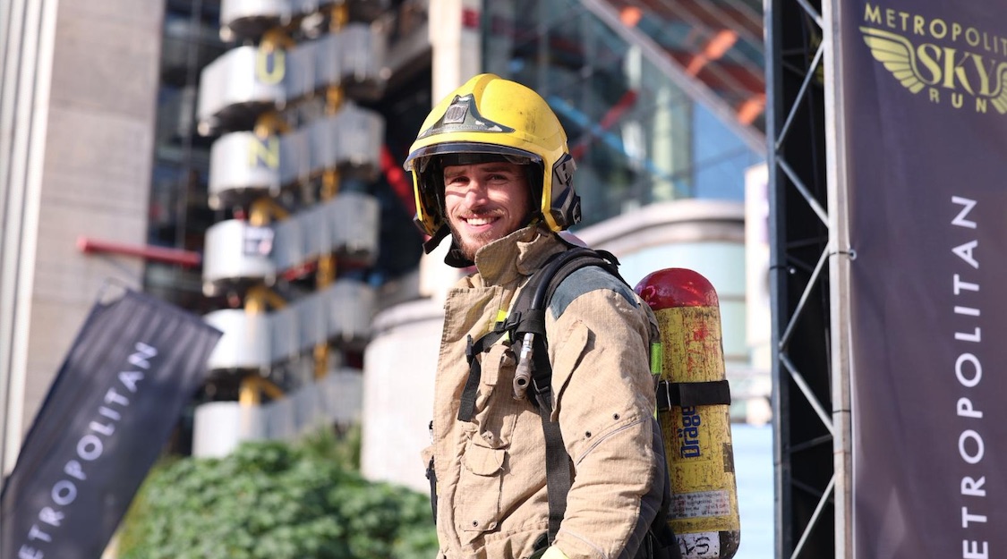 Bomberos y atletas conquistan los 569 escalones del Hyatt Regency en la Metropolitan Sky Run 2025