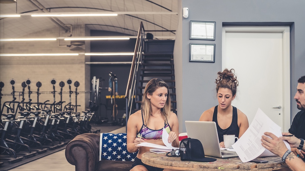 Cómo afectan las normas UNE-EN 17229 y 17229-2 a los gimnasios: requisitos, seguridad y obligaciones