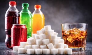 Alcohol y bebidas azucaradas, cada vez más baratas: la OMS pide subir impuestos para financiar la salud pública