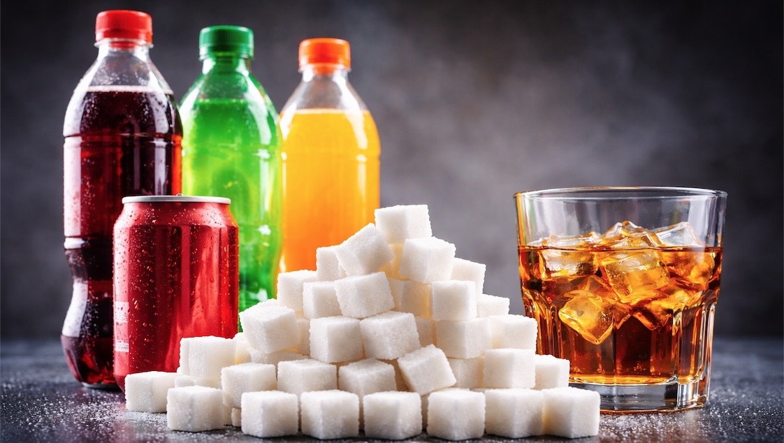 Alcohol y bebidas azucaradas, cada vez más baratas: la OMS pide subir impuestos para financiar la salud pública