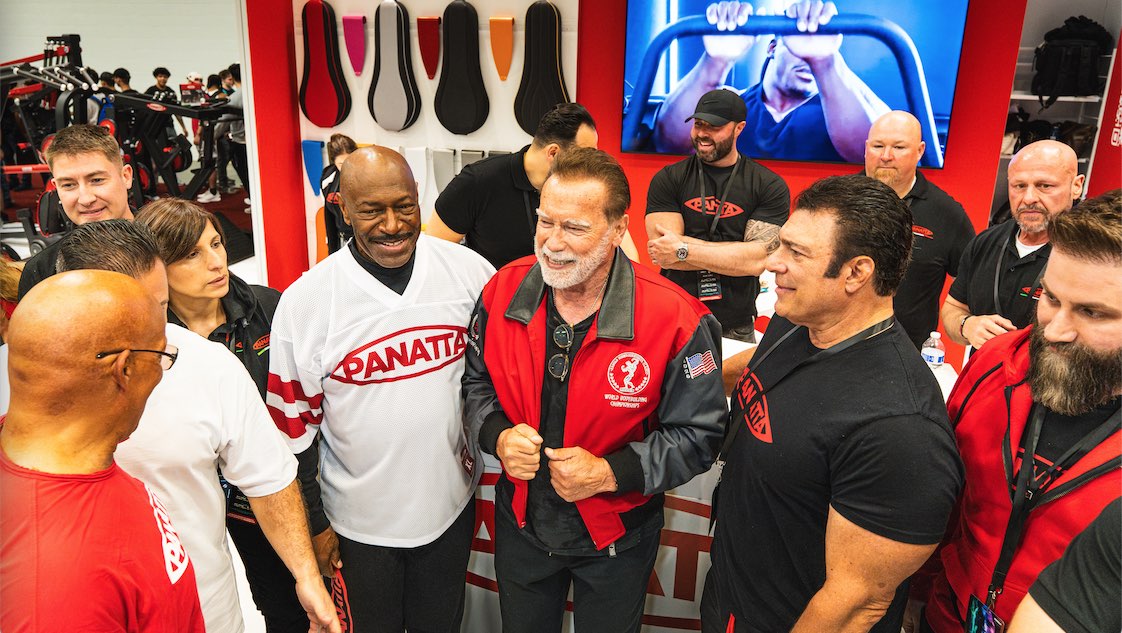 Arnold se entrena en la feria del Arnold Sports Festival en el stand de Panatta