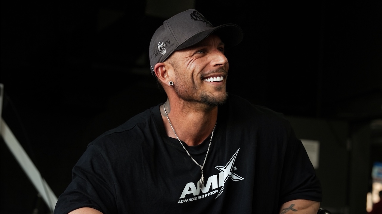 El embajador de AMIX™ Kim Ángel, firma una histórica participación en el Arnold