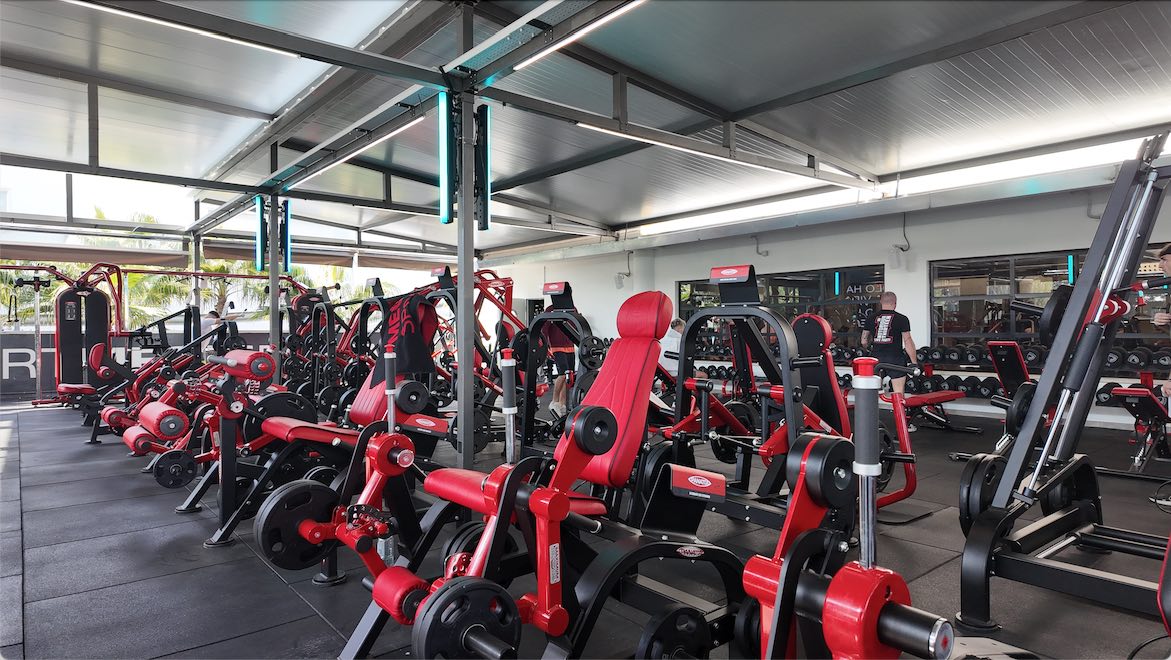 Megasport inaugura una nueva zona exterior de fuerza con 56 máquinas Panatta