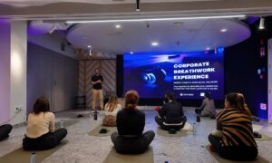 El breathwork entra en las empresas como nueva tendencia de bienestar y cohesión de equipos