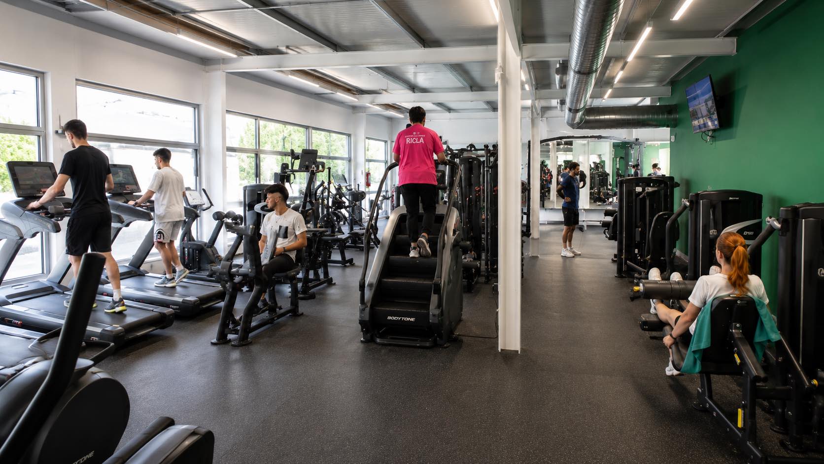 Gimnasios municipales ganan peso en España con nuevas inversiones en instalaciones deportivas
