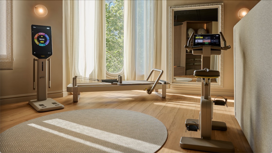 Technogym presenta la colección Sand Stone en Ecléctica Barcelona de la mano de Adela Cabré & Son y Ffit Coco